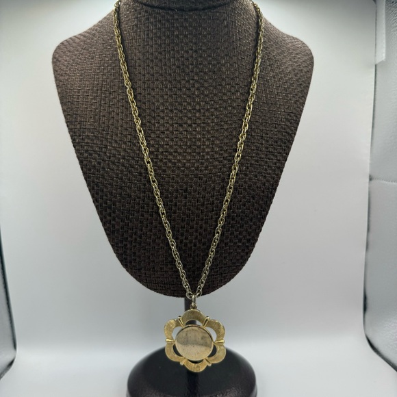 Pegasus Coro vintage gold tone open flower power pendant on vintage chain - Picture 9 of 10